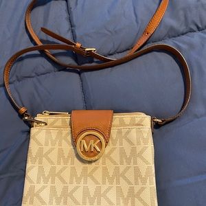 Michael Kor crossbody purse